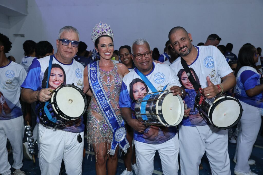 Vanessa Rangeli é coroada rainha de bateria da Acadêmicos de Niterói