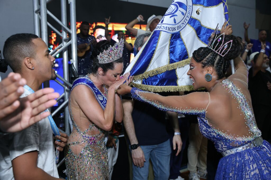 Vanessa Rangeli é coroada rainha de bateria da Acadêmicos de Niterói