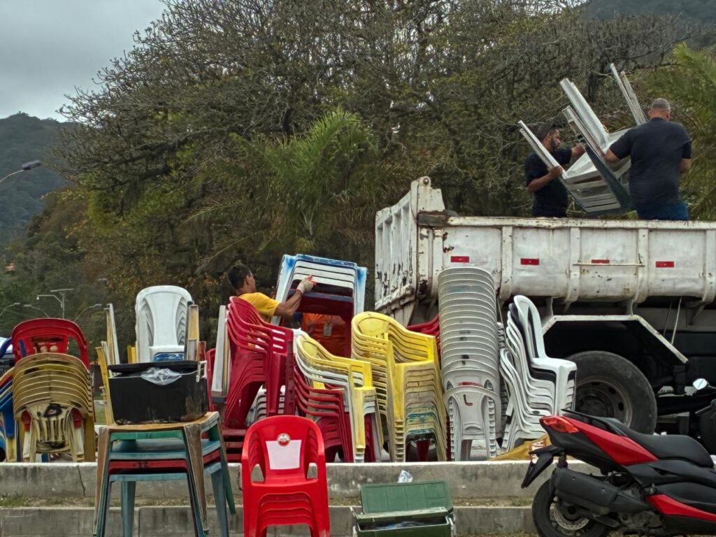 Prefeitura apreende mesas e cadeiras em operação na Praia de Itaipu
