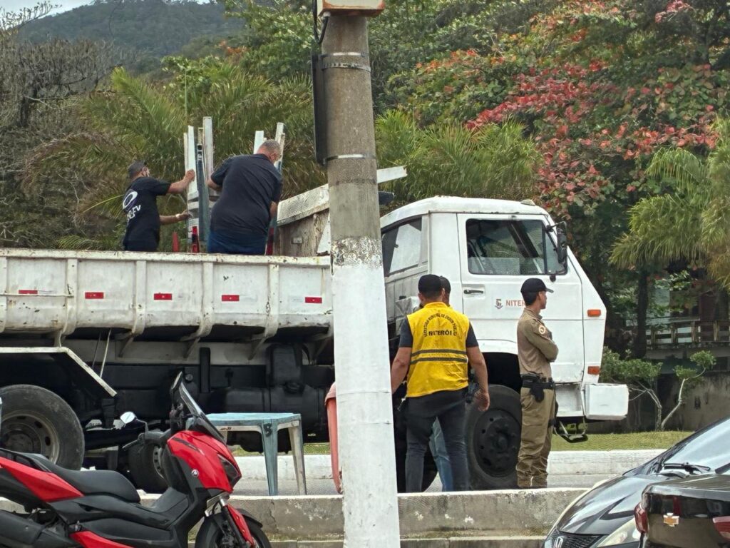 Prefeitura apreende mesas e cadeiras em operação na Praia de Itaipu