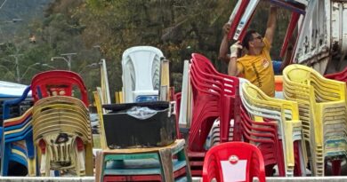 Prefeitura apreende mesas e cadeiras em operação na Praia de Itaipu