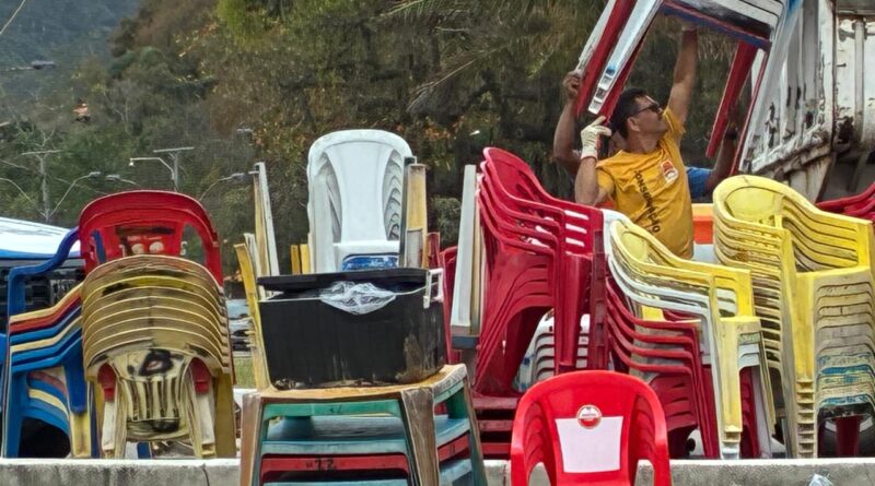 Prefeitura apreende mesas e cadeiras em operação na Praia de Itaipu