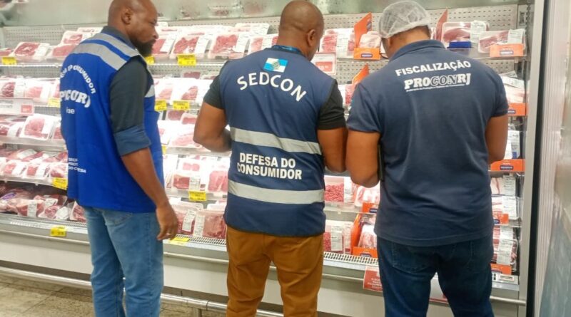 Mais de 70 kg de alimentos impróprios são descartados em fiscalizações no RJ