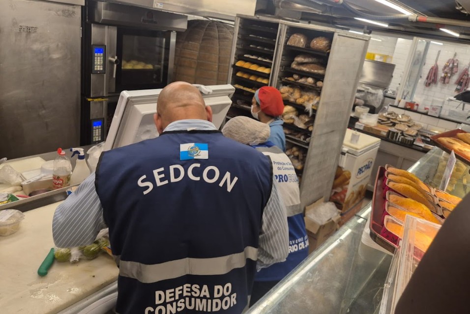 Mais de 70 kg de alimentos impróprios são descartados em fiscalizações no RJ