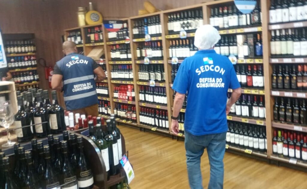 Mais de 70 kg de alimentos impróprios são descartados em fiscalizações no RJ