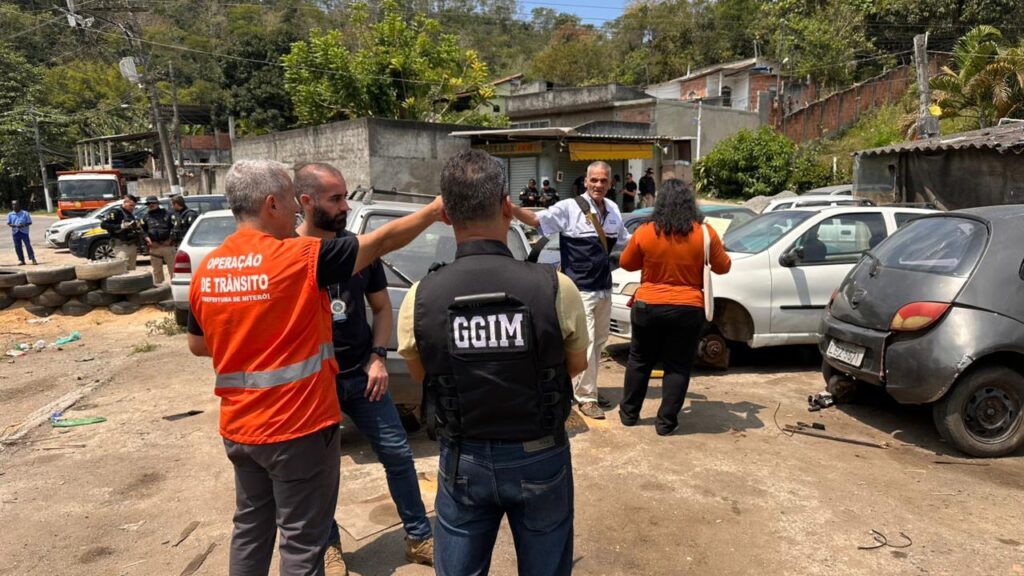 Prefeitura e PRF fecham estacionamento clandestino em Niterói