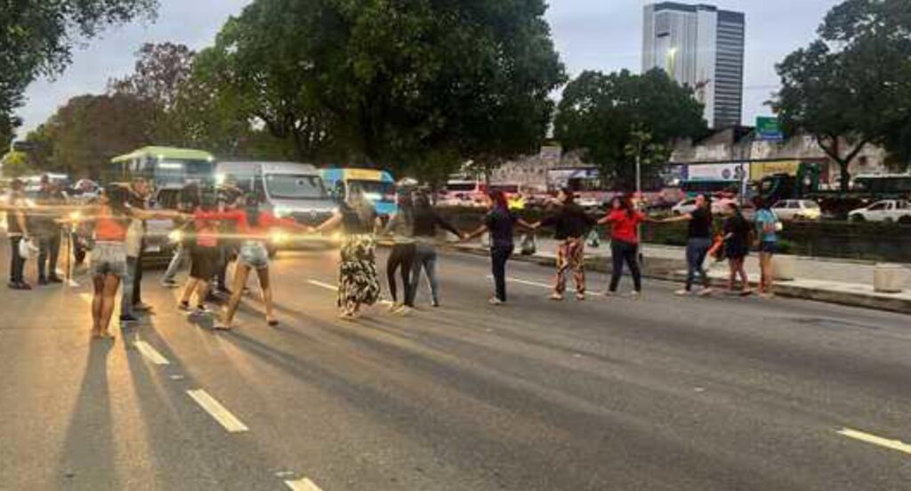 Parentes de mortos em operação protestam e bloqueiam via no Rio