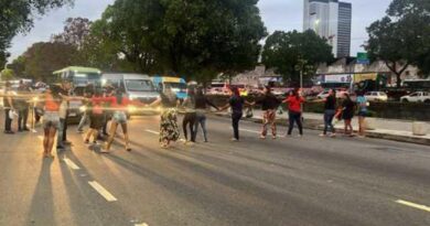 Parentes de mortos em operação protestam e bloqueiam via no Rio