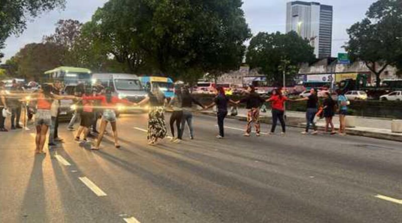 Parentes de mortos em operação protestam e bloqueiam via no Rio