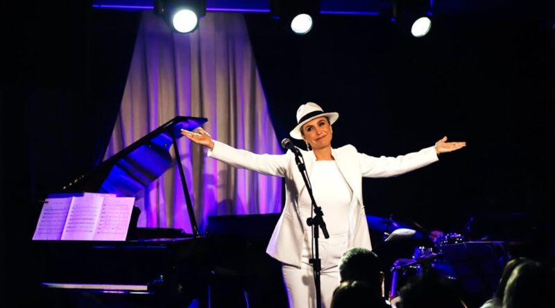 Adriana Quadros apresenta “As Cores do Tom” no Blue Note Rio