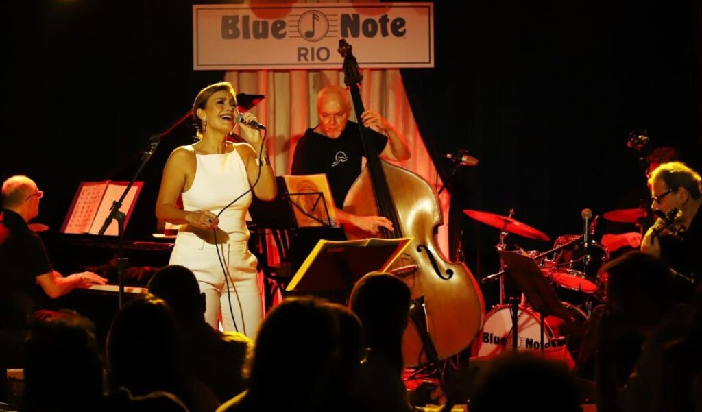 Adriana Quadros apresenta “As Cores do Tom” no Blue Note Rio