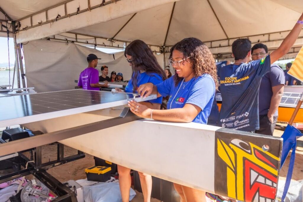Alunos da rede estadual conquistam prêmio com barco movido a energia solar