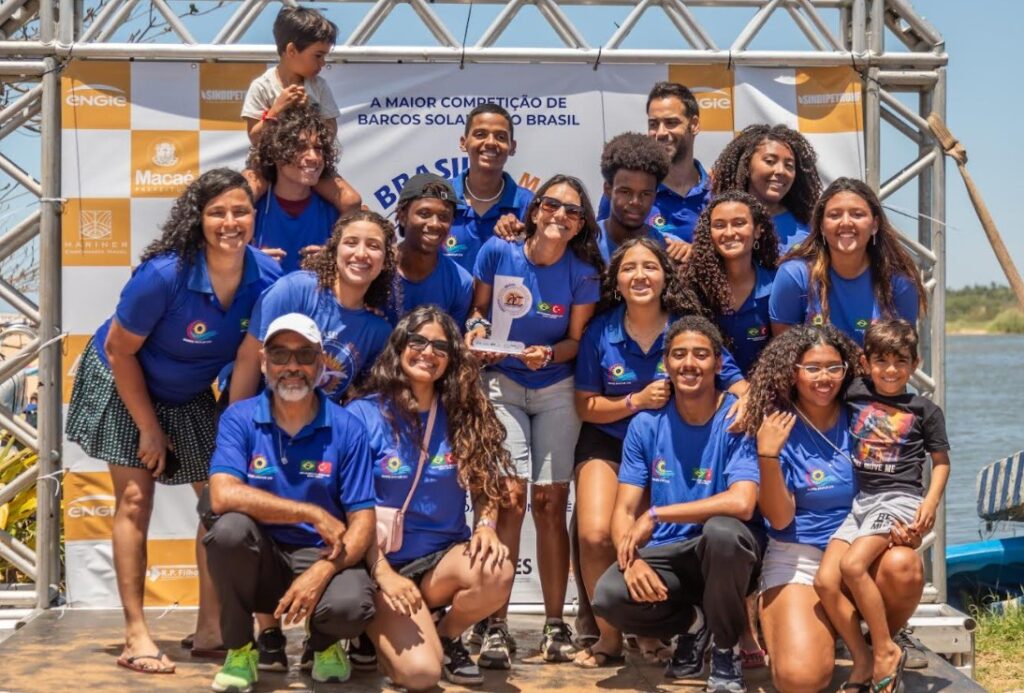 Alunos da rede estadual conquistam prêmio com barco movido a energia solar