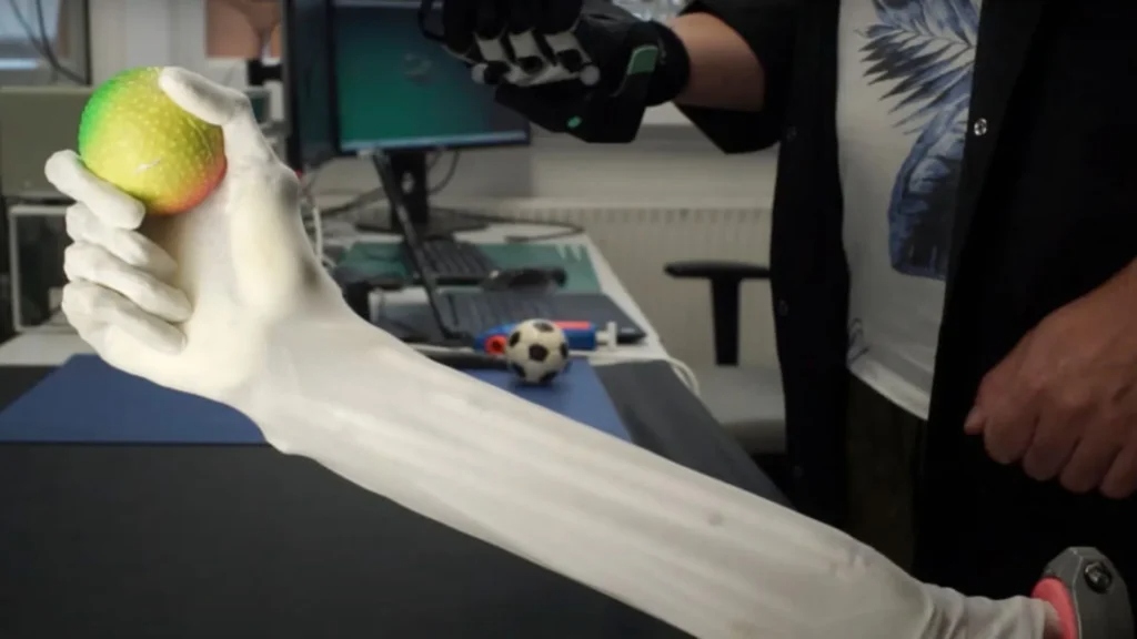 Robô super-realista usa microfibras e já imita força humana