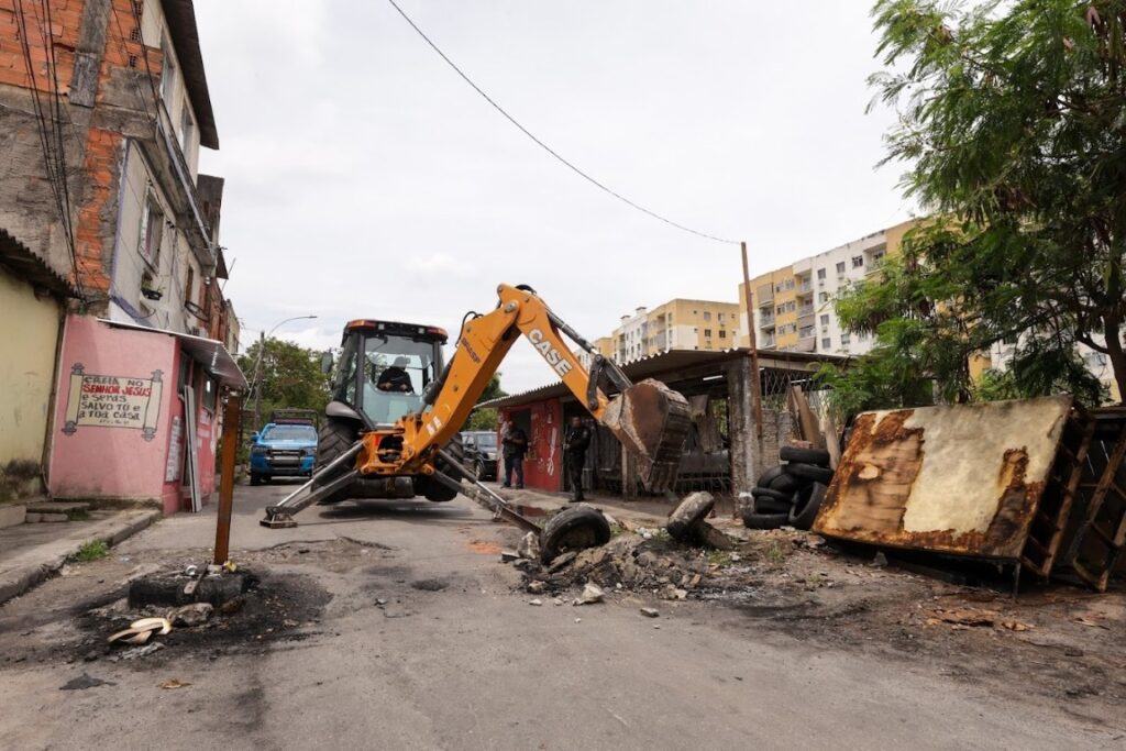 Governo do Rio remove 593 toneladas de barricadas e reforça retomada de vias