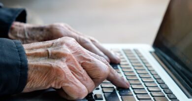 Tecnologia pode fortalecer o cérebro na maturidade; entenda por que adotar agora