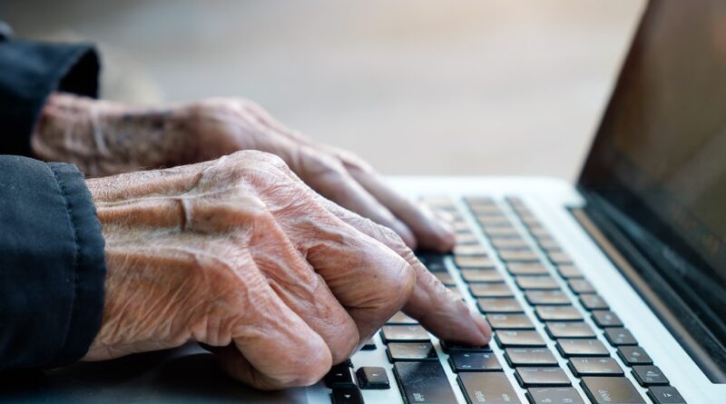 Tecnologia pode fortalecer o cérebro na maturidade; entenda por que adotar agora