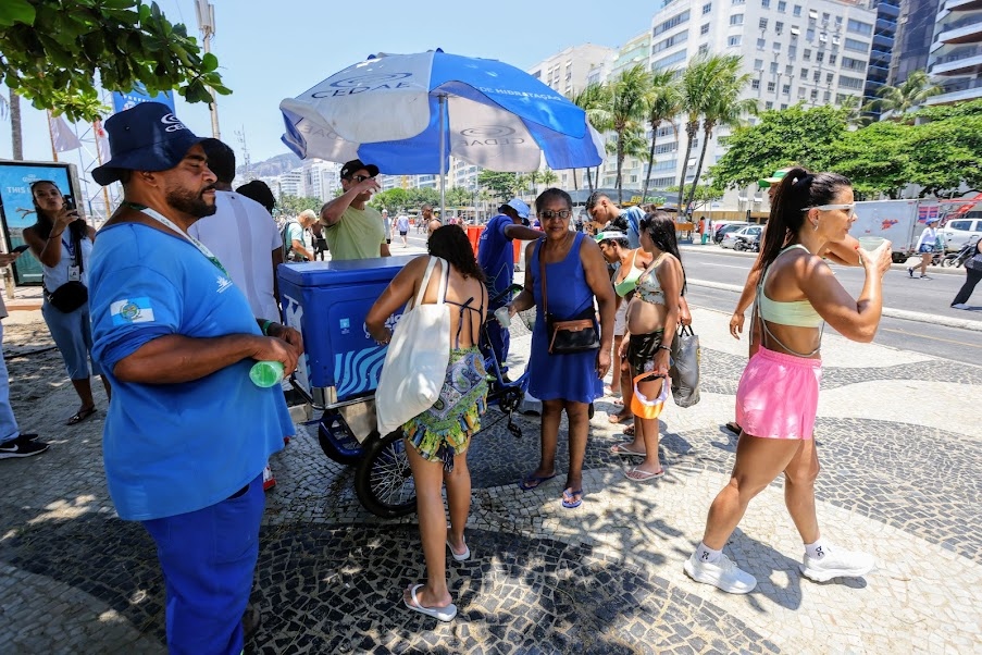 Governo do estado amplia ações contra calor e distribui água no Rio