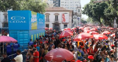 Estado reforça hidratação no pré-Carnaval e distribui 40 mil litros de água no Centro do Rio