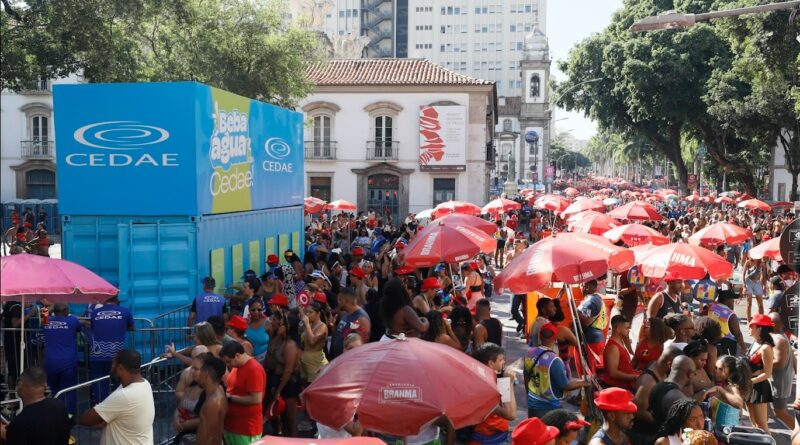 Estado reforça hidratação no pré-Carnaval e distribui 40 mil litros de água no Centro do Rio