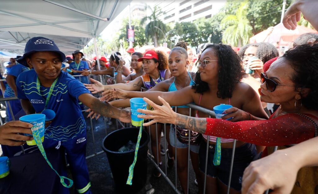 Estado reforça hidratação no pré-Carnaval e distribui 40 mil litros de água no Centro do Rio