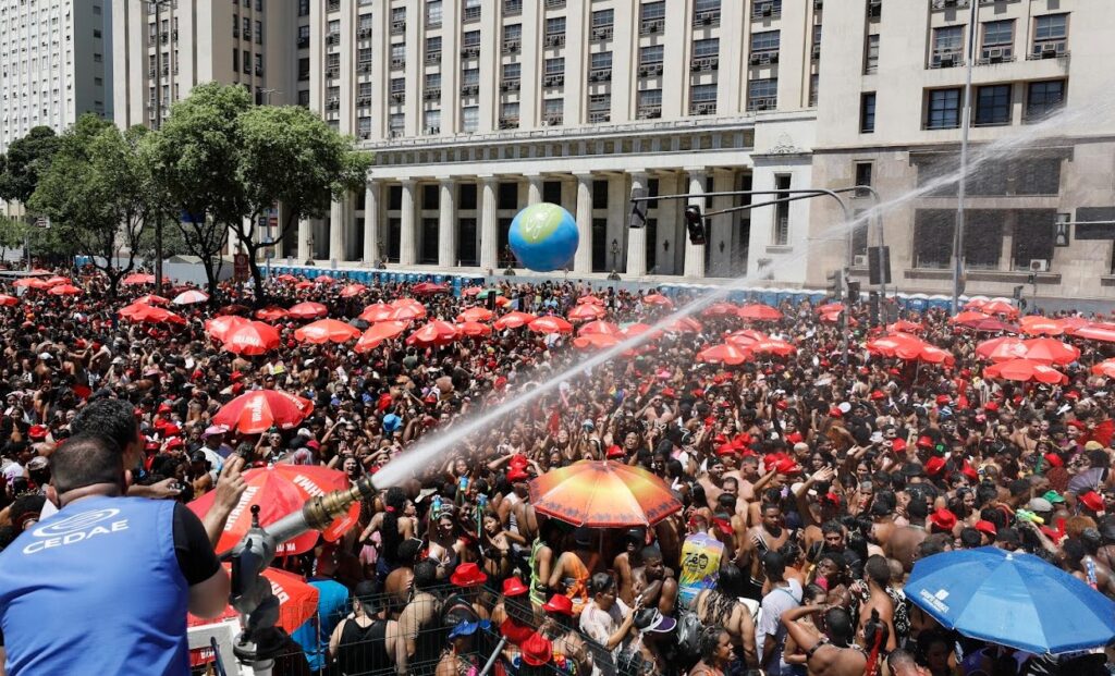 Estado reforça hidratação no pré-Carnaval e distribui 40 mil litros de água no Centro do Rio