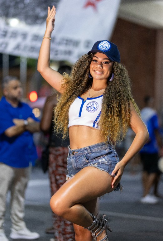 Karinne Rodrigues promete fantasia impactante em sua estreia na Acadêmicos de Niterói