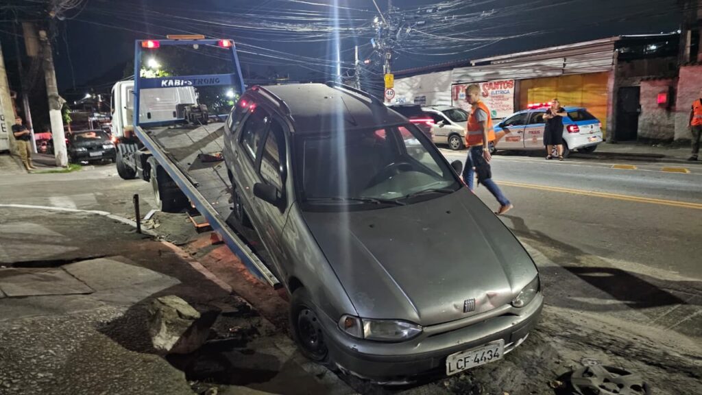 Prefeitura de Niterói remove veículos abandonados na Zona Norte