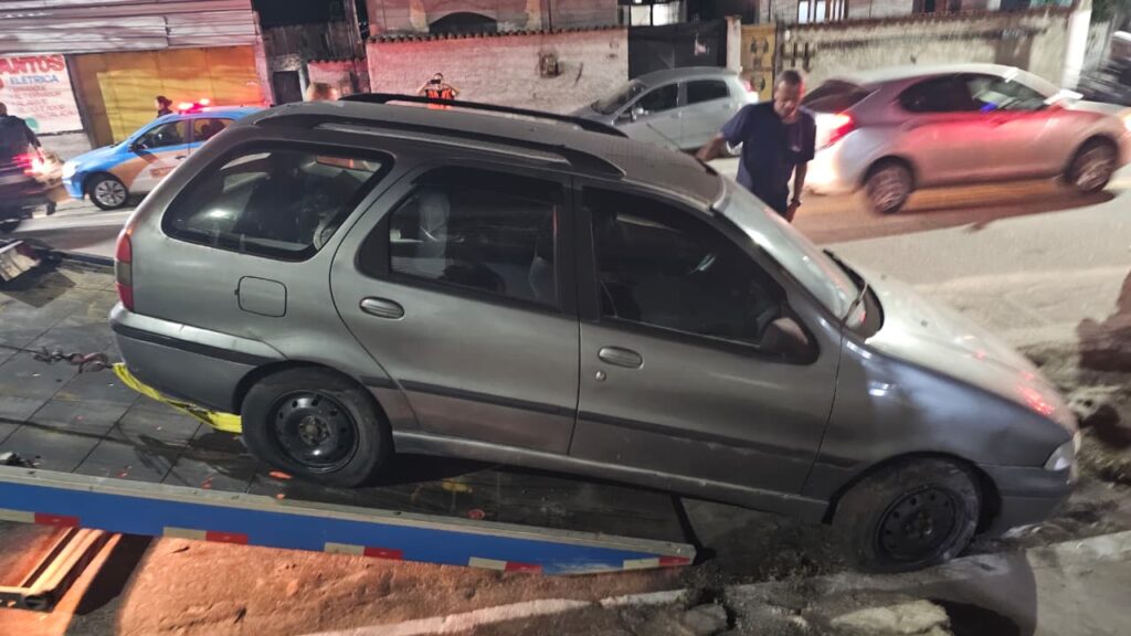 Prefeitura de Niterói remove veículos abandonados na Zona Norte
