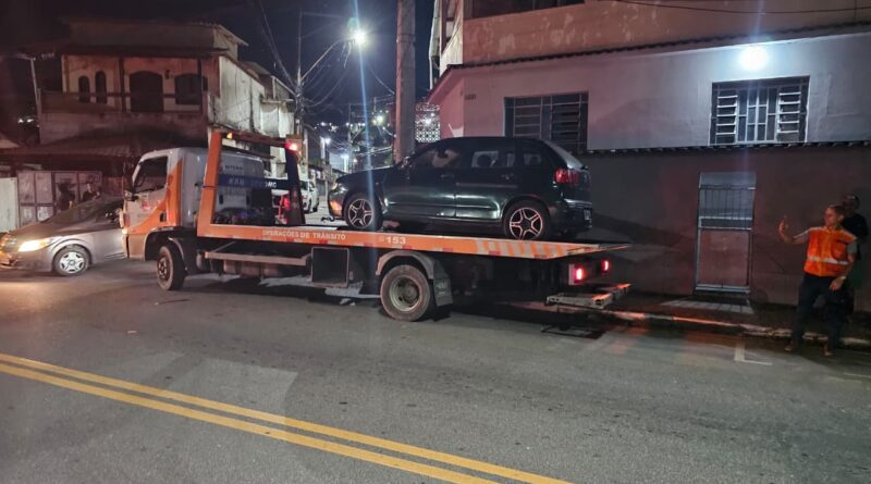 Prefeitura de Niterói remove veículos abandonados na Zona Norte