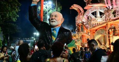 Acadêmicos de Niterói é rebaixada na estreia com homenagem a Lula