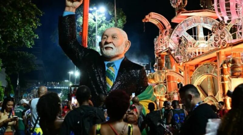 Acadêmicos de Niterói é rebaixada na estreia com homenagem a Lula