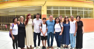 Prefeito acompanha entrega de escola reformada no Fonseca com foco em inovação