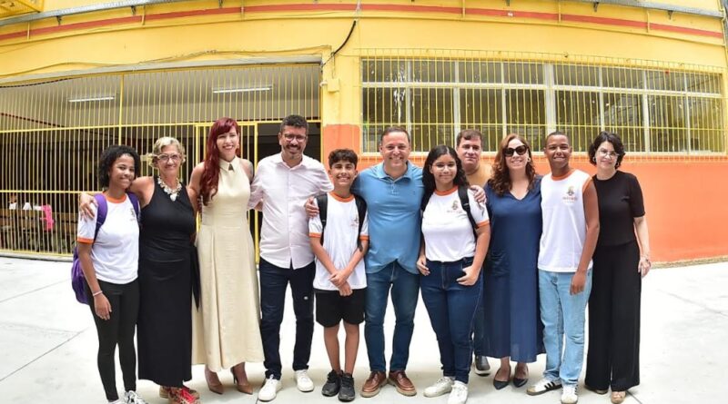 Prefeito acompanha entrega de escola reformada no Fonseca com foco em inovação