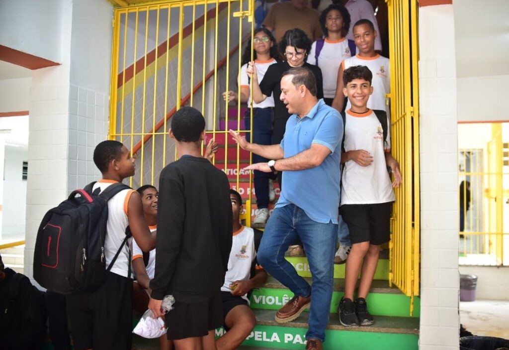 Prefeito acompanha entrega de escola reformada no Fonseca com foco em inovação