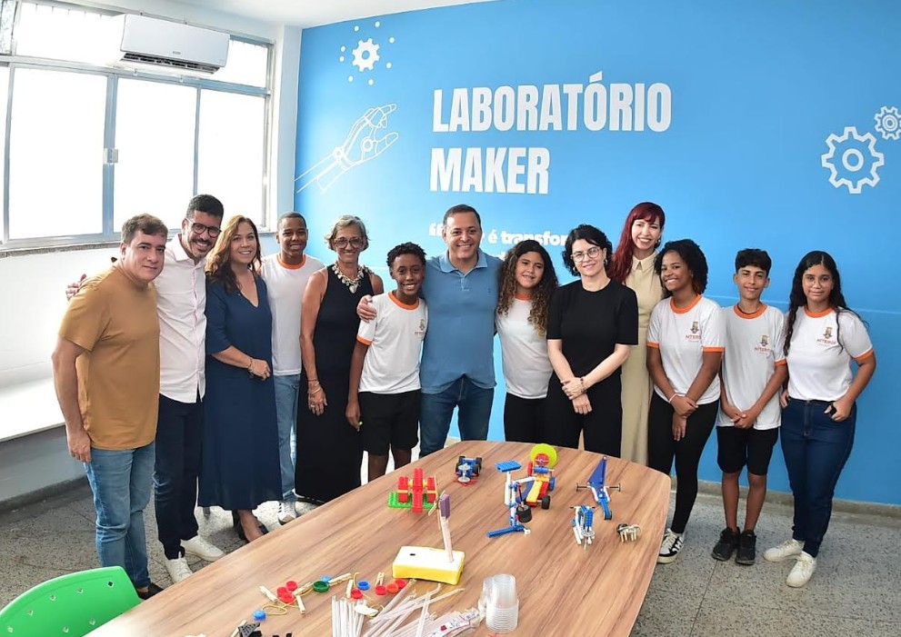 Prefeito acompanha entrega de escola reformada no Fonseca com foco em inovação