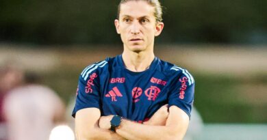Flamengo demite Filipe Luís após goleada histórica e classificação