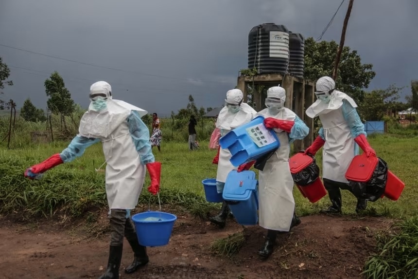 Ebola ameaça dez países africanos com mais de 900 registros suspeitos