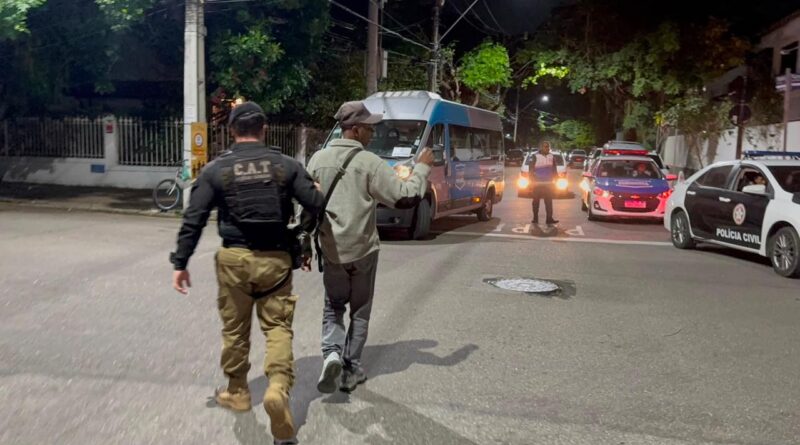 Operação em São Francisco detém cinco flanelinhas