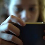 Reino Unido avança para vetar redes sociais a menores