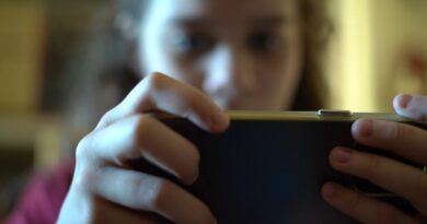 Reino Unido avança para vetar redes sociais a menores