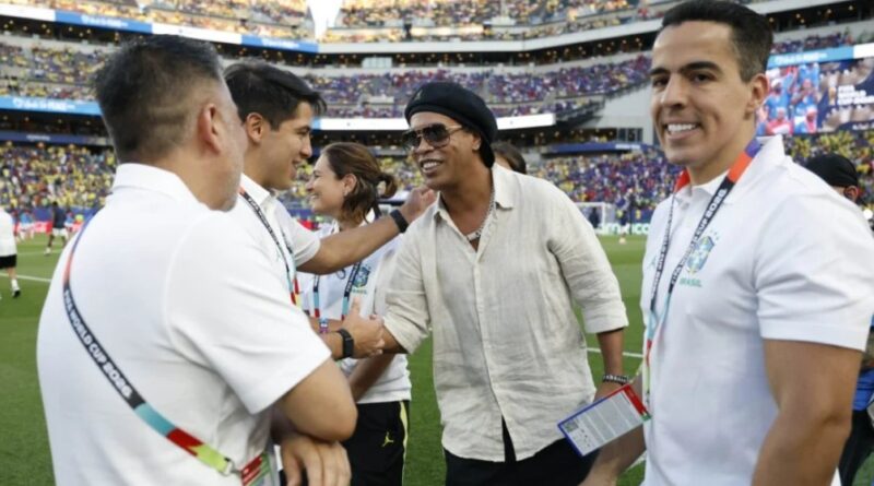 Aos 46 anos, Ronaldinho Gaúcho acerta volta ao futebol na Itália