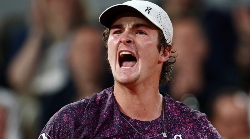 João Fonseca faz história e avança às quartas em Paris