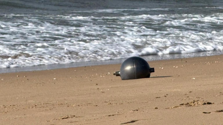Bolas metálicas em praia intrigam agência espacial australiana 2 Bolas metálicas em praia intrigam agência espacial australiana