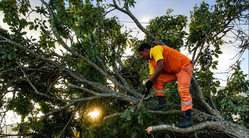 Clin recolhe 12 toneladas de resíduos após ventania em Niterói