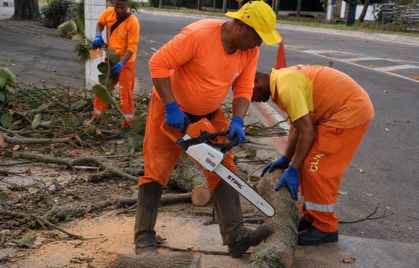 Clin recolhe 12 toneladas de resíduos após ventania em Niterói