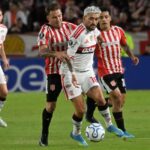 Flamengo encara Estudiantes em La Plata com desfalques e memória de abril