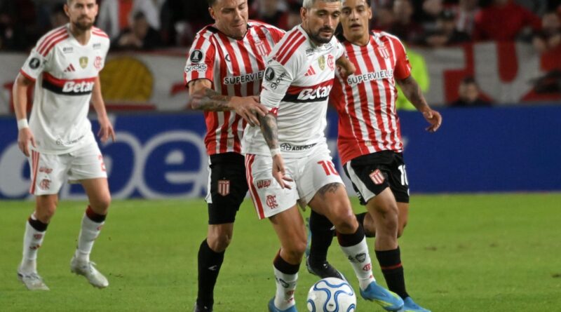 Flamengo encara Estudiantes em La Plata com desfalques e memória de abril