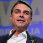 Viagem de Flávio aos EUA movimenta política após eleição conturbada