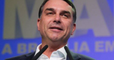 Viagem de Flávio aos EUA movimenta política após eleição conturbada